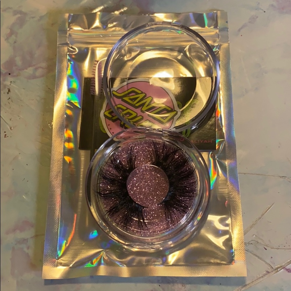I’m selling 25mm lashes Brazilian mink